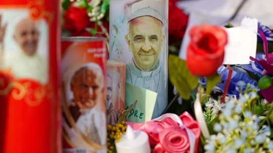 El Papa Francisco continúa estable y descansó bien por la noche