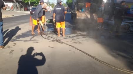 Essap rompe asfalto recién recapado en Cacique Lambaré