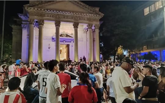 Asunción vibra con el triunfo de la Albirroja