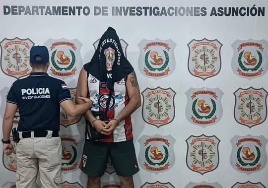 Detienen a hincha argentino por robo de celular en Asunción