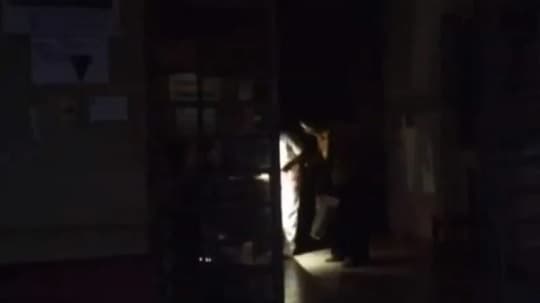 Hospital de Yaguarón atiende con linternas de celulares tras corte eléctrico