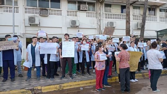 Médicos residentes del IPS exigen mejoras salariales urgentes