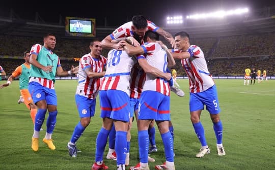 Con garra y corazón, la Albirroja remonta y queda a un paso del Mundial