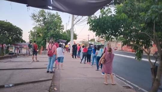 Denuncian regulada del transporte público en feriado