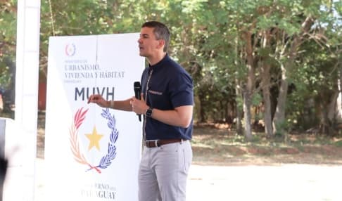 Santiago Peña compara a la prensa con la cigarra en nuevo ataque