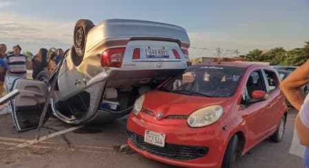 Conductor alcoholizado con antecedentes vuelca en rotonda