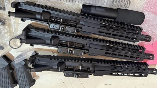 Decomisan partes de armas por G. 100 millones en aeropuerto Pettirossi