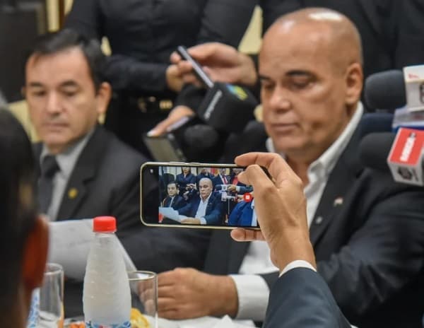 Bachi Núñez justifica altos sueldos a bachilleres en el Senado