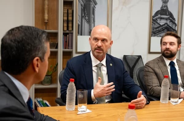 Peña reafirma alineamiento con Trump en cita con Heritage