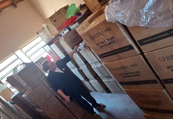 Retraso en entrega de kits escolares afecta a varios departamentos