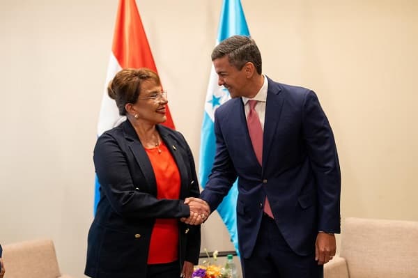 Peña y Xiomara Castro dialogan sobre integración y la OEA
