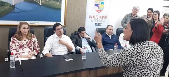 Ministra de Salud huye ante avalancha de reclamos en Alto Paraná