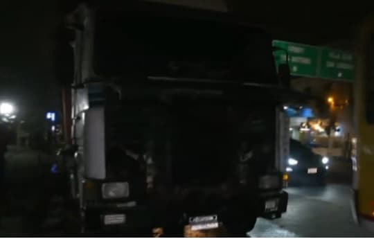 Camión se incendia dentro del túnel de Tres Bocas y genera caos vehicular en Acceso Sur