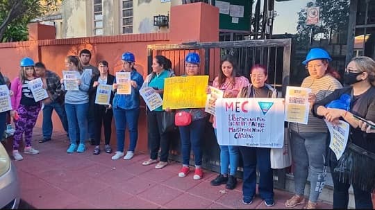 Padres reclaman falta de docentes en Comercio N.°1