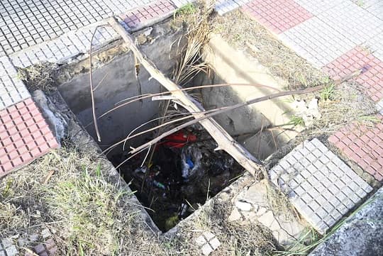 Pozo sin reparar en Costanera sigue siendo amenaza para transeúntes