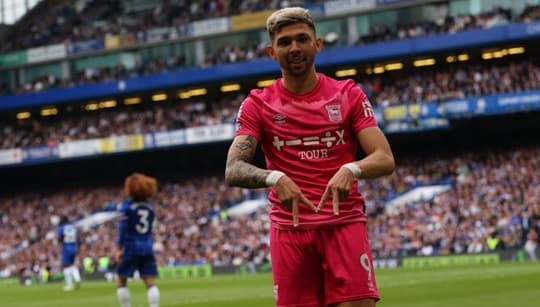 Enciso brilla con gol y asistencia en Stamford Bridge