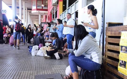 Movida masiva de pasajeros rumbo al interior en la Estación de Buses
