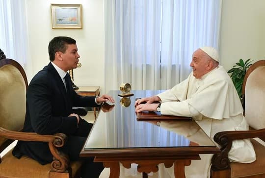 ¿Viajará Santiago Peña al funeral del papa Francisco?