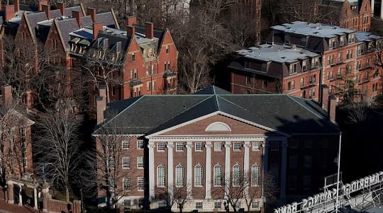 EE. UU. congela fondos a Harvard por no aplicar reformas