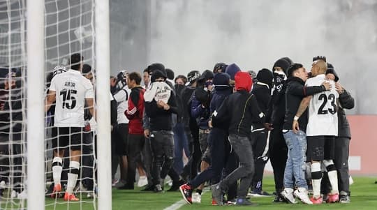 Dos hinchas mueren en incidentes antes del partido Colo Colo vs Fortaleza por Copa Libertadores