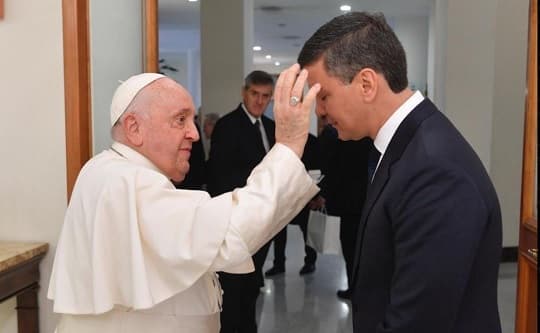 Santiago Peña despide al Papa Francisco y honra su legado