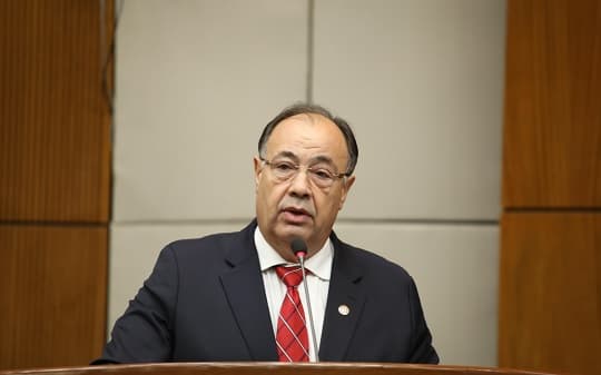 Afara lanza su candidatura y desafía el liderazgo de Horacio Cartes en la ANR