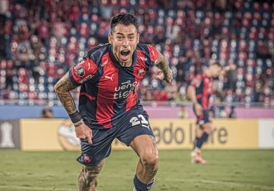 Cerro separa a Sergio Araújo por acto de indisciplina y queda fuera del duelo ante Palmeiras