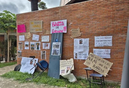 Estudiantes de Arquitectura de la Católica protestan por falta de sillas y aulas inundadas