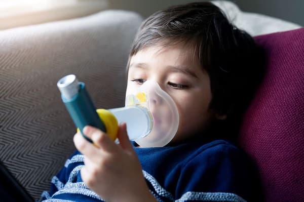 Antibióticos en bebés elevan riesgo de asma y alergias