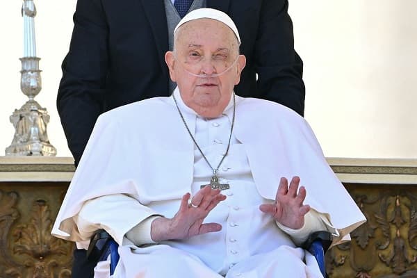 Papa Francisco reaparece en público tras superar neumonía