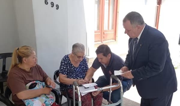 Denuncian suspensión de cedulación en consulados paraguayos