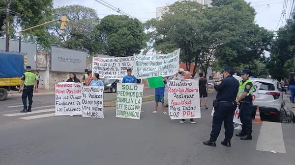 Familiares reclaman trato digno a reclusos en máxima seguridad