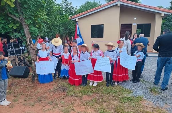 Niños en primera línea: la constante en actos del presidente Peña
