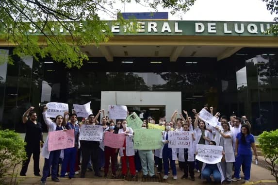 Médicos residentes exigen pago de reajuste salarial prometido