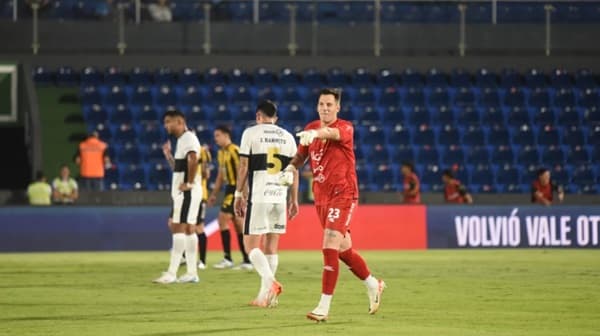 Gaspar Servio, el arquero goleador que extiende la crisis de Olimpia