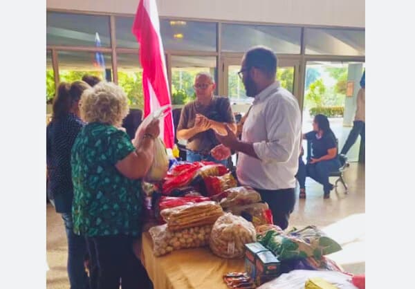 Jubilados municipales recolectan alimentos ante impago de haberes