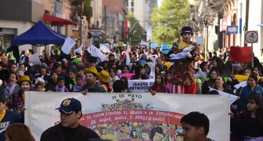 Organizaciones y jóvenes marcharon contra el abuso sexual infantil y exigieron acción al Estado