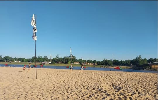 Caapucú: intendente cartista gastó G. 263 millones en sombrillas y basureros alegando “urgencia impostergable”