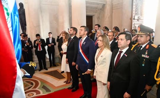 Escrache en el Panteón: cartistas abucheados en pleno acto patriótico