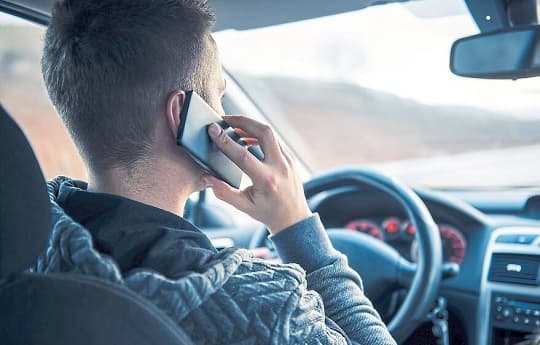 Uso de celular al volante: multa de G. 753.389 advierte el MOPC