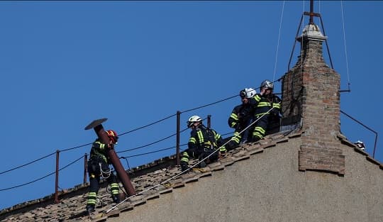 Vaticano instala chimenea que anunciará al próximo Papa y blinda Capilla Sixtina