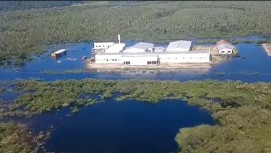 Hospital de Fuerte Olimpo, rodeado por agua en plena etapa final de construcción