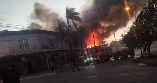 Bomberos paraguayos ayudan a sofocar incendio en Clorinda