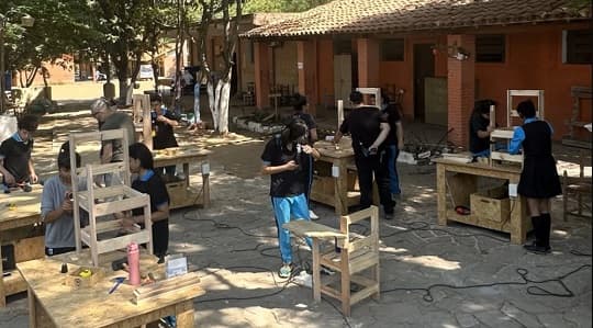 Ante la precariedad escolar, jóvenes fabricarán 300 pupitres para escuelas públicas