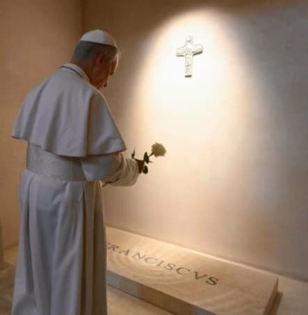 León XIV rinde homenaje a Francisco y visita santuarios marianos