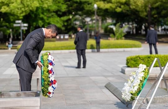 Peña homenajea a víctimas de Hiroshima y compara a Paraguay con Japón