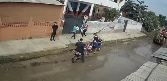 Policías fueron a sacarse una foto frente a una escuela y se retiraron sin custodiar