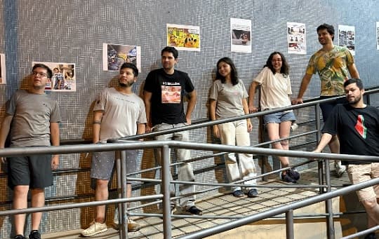 Jóvenes protestan con pintura y mural de memes contra el abandono del Tren de Cercanías
