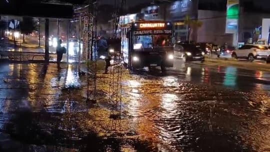Raudales colapsan calles de Asunción tras intensas lluvias