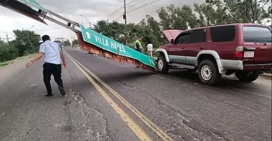 Cartel del MOPC cae sobre familia en el puente Remanso